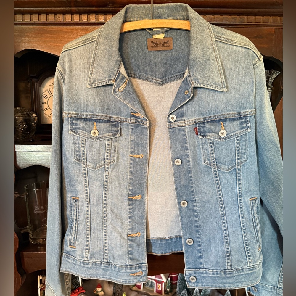 Levi’s light denim jean jacket women’s size XL